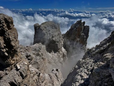 Panoramik Tepeler: Adamello Brenta 'daki Alp Ridge Via Ferrata Bliss, Bocchette, Dolomitler