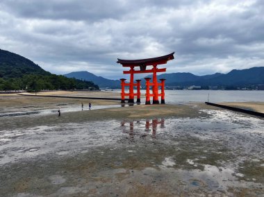 Japonya Icon kırmızı Torii Kapısı Tapınağı, alçak gelgit, Itsukushima, Miyajima Adası, Hiroşima, Japonya