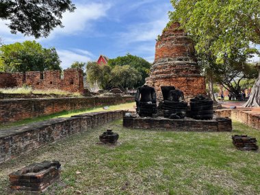 Antik Harikalar: Ayutthaya 'nın Stupa ve Büyülü Harabelerinin Keşfi: Ayutthaya' nın Gizemli Tapınakları ve Wat Phra Si Santhe, Ayutthaya, Tayland, Ayutthaya