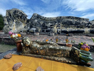 Wat Lokkayasutha: Ayutthaya Tapınakları, Ayutthaya, Tayland 'da Yaslanmış Buda' yı Keşfetmek