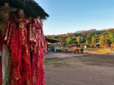 Santichon Köyünün Manzarası Üzerine Şafak Işığı Mae Hong Oğlu Döngüsü, Kuzey Tayland