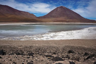 Laguna Blanca 'daki Majestic Peaks' in yansıması, Rezerv Eduardo Avaroa, Uyuni, Bolivya