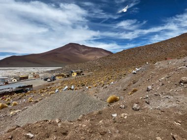 Işıldayan lagünlerle ıssız araziler, Eduardo Avaroa, Uyuni, Bolivya