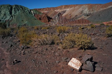 Walle del arcoiris 'de yürüyüş patikaları, San Pedro de Atacama