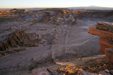 Ay Vadisi, San Pedro de Atacama, Şili 'de Sunset' teki altın kum tepelerinin hava manzarası.