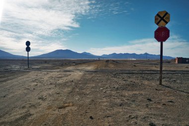 Unutulmuş bir köyü çevreleyen Issız Çöl Bölgesi Julaca, Uyuni, Bolivya