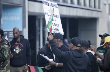Zimbabwe BM-NYC 'de bir daha asla koloni olamayacak. 24 Ekim 2022, New York, ABD: New York Zimbabwe 'de çok az sayıda Zimbabveli ve diğerleri BM önünde bir daha asla koloni olmayacak 