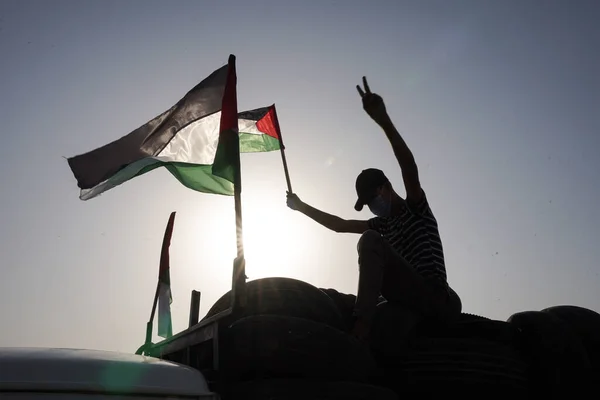巴勒斯坦人在加沙地带边界示威 2022年10月25日 巴勒斯坦 加沙地带 许多巴勒斯坦青年在加沙城东部边境焚烧橡胶轮胎 表达他们对以色列军队的愤怒 — 图库照片