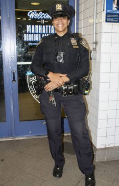 New York Metro İstasyonu 'ndaki bir polis karakolunda Cadılar Bayramı başladı bile. 28 Ekim 2022, New York, ABD: New York Metro İstasyonundaki bir polis karakolunda Cadılar Bayramı.. 