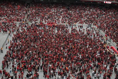 Libertadores Futbol Kupası - Finaller: Atletico taraftarları Flamengo maçını izliyorlar. 29 Ekim 2022, Curitiba, Parana, Brezilya: Athletico Paranaense taraftarları takımın maçını izlemek için Curitiba, Parana 'daki Arena da Baixada Stadyumu' nda toplandılar. 