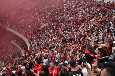 Libertadores Futbol Kupası - Finaller: Atletico taraftarları Flamengo maçını izliyorlar. 29 Ekim 2022, Curitiba, Parana, Brezilya: Athletico Paranaense taraftarları takımın maçını izlemek için Curitiba, Parana 'daki Arena da Baixada Stadyumu' nda toplandılar. 