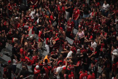 Libertadores Futbol Kupası - Finaller: Atletico taraftarları Flamengo maçını izliyorlar. 29 Ekim 2022, Curitiba, Parana, Brezilya: Athletico Paranaense taraftarları takımın maçını izlemek için Curitiba, Parana 'daki Arena da Baixada Stadyumu' nda toplandılar. 