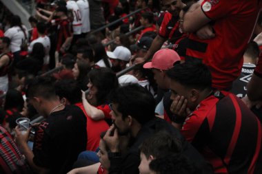 Libertadores Futbol Kupası - Finaller: Atletico taraftarları Flamengo maçını izliyorlar. 29 Ekim 2022, Curitiba, Parana, Brezilya: Athletico Paranaense taraftarları takımın maçını izlemek için Curitiba, Parana 'daki Arena da Baixada Stadyumu' nda toplandılar. 