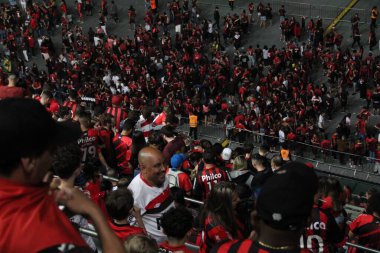 Libertadores Futbol Kupası - Finaller: Atletico taraftarları Flamengo maçını izliyorlar. 29 Ekim 2022, Curitiba, Parana, Brezilya: Athletico Paranaense taraftarları takımın maçını izlemek için Curitiba, Parana 'daki Arena da Baixada Stadyumu' nda toplandılar. 