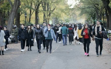 New Yorklular, Kalabalık Central Park 'ta dans ederken Cadılar Bayramı kostümlerini sergiliyorlar. 29 Ekim 2022, New York, ABD: Cadılar Bayramı festivalinin son günlerinde New Yorklular Cadılar Bayramı kostümlerini gösterirken görüldü