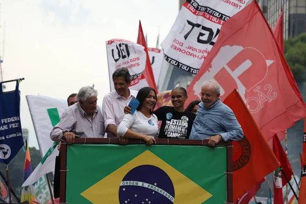 ブラジル選挙 ルーラは前大統領ホセ ムヒカの存在でパウリスタ通りを散歩します 2022年10月29日ブラジル サンパウロ 労働党の大統領候補 ルイス イナシオ ルーラ シルバ — ストック写真