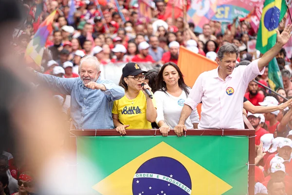 巴西选举 卢拉在保利斯塔大道散步 前总统何塞 穆吉卡出席 2022年10月29日 巴西圣保罗 工党总统候选人路易斯 伊纳西奥 达席尔瓦 — 图库照片
