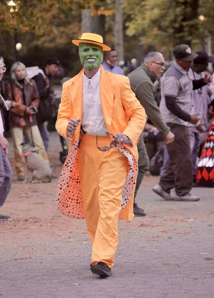 Жители Нью Йорка Демонстрируют Свои Костюмы Хэллоуин Танцуя Музыку Центральном — стоковое фото