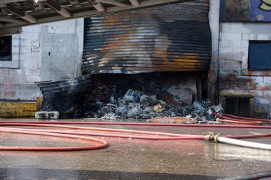 Rio de Janeiro 'daki bir gıda tedarik merkezindeki depolarda yangın çıktı. Outubro 31, 2022, Rio de Janeiro, Brezilya: Rio de Janeiro, Ceasa-RJ 'deki en büyük gıda tedarik merkezlerinden birinde büyük bir yangın en az 5 depoyu ele geçirdi