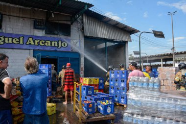 Rio de Janeiro 'daki bir gıda tedarik merkezindeki depolarda yangın çıktı. Outubro 31, 2022, Rio de Janeiro, Brezilya: Rio de Janeiro, Ceasa-RJ 'deki en büyük gıda tedarik merkezlerinden birinde büyük bir yangın en az 5 depoyu ele geçirdi