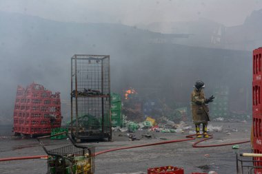 Rio de Janeiro 'daki bir gıda tedarik merkezindeki depolarda yangın çıktı. Outubro 31, 2022, Rio de Janeiro, Brezilya: Rio de Janeiro, Ceasa-RJ 'deki en büyük gıda tedarik merkezlerinden birinde büyük bir yangın en az 5 depoyu ele geçirdi