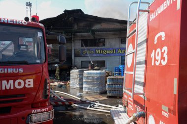 Rio de Janeiro 'daki bir gıda tedarik merkezindeki depolarda yangın çıktı. Outubro 31, 2022, Rio de Janeiro, Brezilya: Rio de Janeiro, Ceasa-RJ 'deki en büyük gıda tedarik merkezlerinden birinde büyük bir yangın en az 5 depoyu ele geçirdi