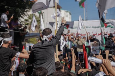 Yüzlerce öğrenci, Batı Şeria 'daki aslan ini desteklemek için düzenlenen bir toplu mitinge katıldı. 1 Kasım 2022, Gazze, Filistin: Yüzlerce öğrenci Gazze 'deki aslan ini desteklemek için düzenlenen toplu mitinge katıldı