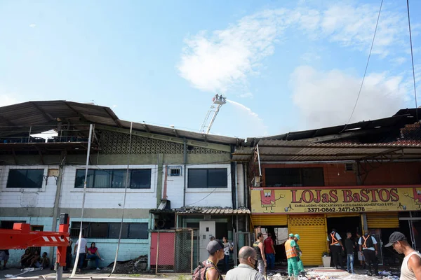 Πυρκαγιά Ξεσπά Αποθήκες Ένα Κέντρο Εφοδιασμού Τροφίμων Στο Ρίο Ντε — Φωτογραφία Αρχείου