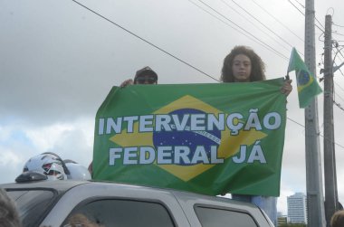 Bolsonarista göstericileri Brezilya 'da askeri müdahale çağrısını protesto ediyorlar. 2 Kasım 2022, Rio de Janeiro, Brezilya: Brezilya Cumhurbaşkanı Jair Bolsonaro 'nun militan destekçileri, Dük de Caxias Genel Merkezi önünde bir darbe eylemine katıldı.