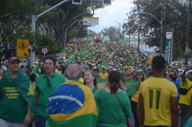Bolsonarista göstericileri Brezilya 'da askeri müdahale çağrısını protesto ediyorlar. 2 Kasım 2022, Rio de Janeiro, Brezilya: Brezilya Cumhurbaşkanı Jair Bolsonaro 'nun militan destekçileri, Dük de Caxias Genel Merkezi önünde bir darbe eylemine katıldı.