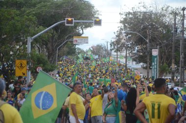 Bolsonarista göstericileri Brezilya 'da askeri müdahale çağrısını protesto ediyorlar. 2 Kasım 2022, Rio de Janeiro, Brezilya: Brezilya Cumhurbaşkanı Jair Bolsonaro 'nun militan destekçileri, Dük de Caxias Genel Merkezi önünde bir darbe eylemine katıldı.