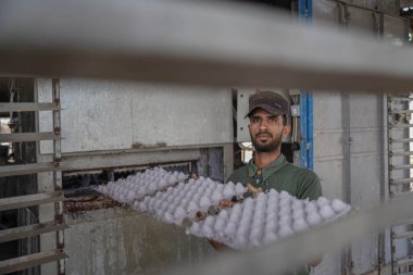 Atık kağıtların geri dönüşümü ve diğer endüstriler için kullanılması. 2 Kasım 2022, Gazze, Filistin: Han Yunus Valiliği 'nden Akram el-Amour, Gazze' nin güneyinde atık kağıtlarını geri dönüştürmek için bir fabrika kurdu.