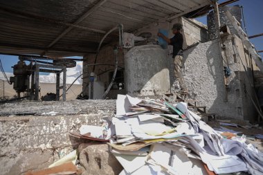 Atık kağıtların geri dönüşümü ve diğer endüstriler için kullanılması. 2 Kasım 2022, Gazze, Filistin: Han Yunus Valiliği 'nden Akram el-Amour, Gazze' nin güneyinde atık kağıtlarını geri dönüştürmek için bir fabrika kurdu.