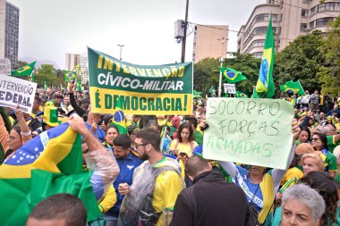 Bolsonarista göstericileri Brezilya 'da askeri müdahale çağrısını protesto ediyorlar. 2 Kasım 2022, Rio de Janeiro, Brezilya: Brezilya Cumhurbaşkanı Jair Bolsonaro 'nun militan destekçileri, Dük de Caxias Genel Merkezi önünde bir darbe eylemine katıldı.