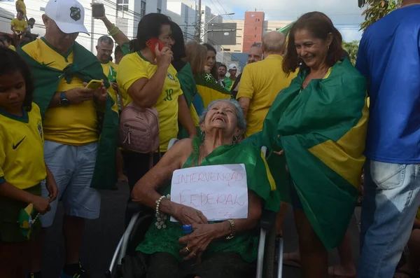布尔萨纳里斯塔示威者抗议要求对巴西进行军事干预 2022年11月2日 巴西里约热内卢 巴西总统博尔索纳罗 Jair Bolsonaro 的好战支持者在卡西亚斯公爵总部前参与政变 — 图库照片