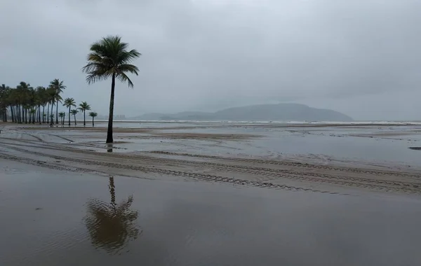 寒さと雨の日は サントスのビーチでの入浴の存在を阻害します 2022年11月2日ブラジル サンパウロ州サントス寒気と雨の日は サンパウロの南海岸のサントスのゴンサガビーチでの入浴の存在を抑制します — ストック写真
