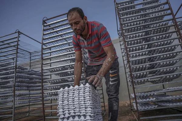 廃棄物の紙をリサイクルし 他の産業に利用する 2022年11月2日パレスチナ ガザ南部のカーン ユニス州知事の市民アクラム アルアムールは 紙をリサイクルする工場を設立した — ストック写真