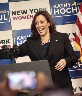 ABD Başkan Yardımcısı Harris, New York 'ta Vali Hochul ile birlikte Barnard Koleji' nde açıklama yaptı. 3 Kasım 2022, New York, ABD: ABD Başkan Yardımcısı Harris bir GOTV etkinliğinde açıklama yapmak üzere New York 'taki Barnard Koleji' ni ziyaret etti