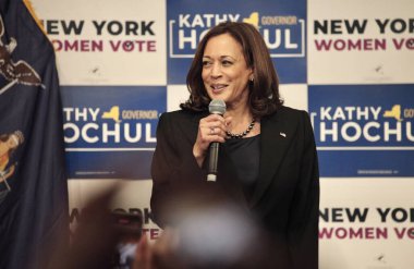 ABD Başkan Yardımcısı Harris, New York 'ta Vali Hochul ile birlikte Barnard Koleji' nde açıklama yaptı. 3 Kasım 2022, New York, ABD: ABD Başkan Yardımcısı Harris bir GOTV etkinliğinde açıklama yapmak üzere New York 'taki Barnard Koleji' ni ziyaret etti