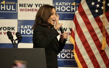 ABD Başkan Yardımcısı Harris, New York 'ta Vali Hochul ile birlikte Barnard Koleji' nde açıklama yaptı. 3 Kasım 2022, New York, ABD: ABD Başkan Yardımcısı Harris bir GOTV etkinliğinde açıklama yapmak üzere New York 'taki Barnard Koleji' ni ziyaret etti