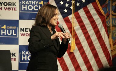 ABD Başkan Yardımcısı Harris, New York 'ta Vali Hochul ile birlikte Barnard Koleji' nde açıklama yaptı. 3 Kasım 2022, New York, ABD: ABD Başkan Yardımcısı Harris bir GOTV etkinliğinde açıklama yapmak üzere New York 'taki Barnard Koleji' ni ziyaret etti