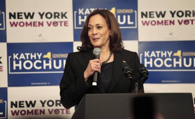 ABD Başkan Yardımcısı Harris, New York 'ta Vali Hochul ile birlikte Barnard Koleji' nde açıklama yaptı. 3 Kasım 2022, New York, ABD: ABD Başkan Yardımcısı Harris bir GOTV etkinliğinde açıklama yapmak üzere New York 'taki Barnard Koleji' ni ziyaret etti