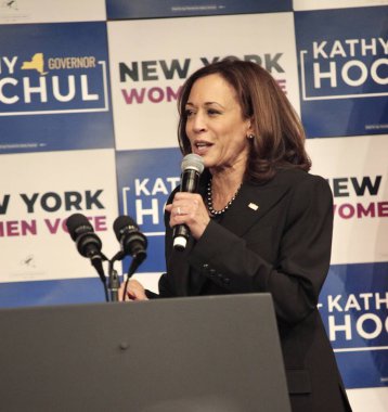ABD Başkan Yardımcısı Harris, New York 'ta Vali Hochul ile birlikte Barnard Koleji' nde açıklama yaptı. 3 Kasım 2022, New York, ABD: ABD Başkan Yardımcısı Harris bir GOTV etkinliğinde açıklama yapmak üzere New York 'taki Barnard Koleji' ni ziyaret etti