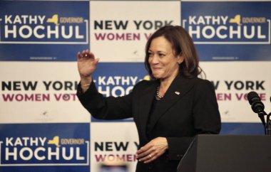 ABD Başkan Yardımcısı Harris, New York 'ta Vali Hochul ile birlikte Barnard Koleji' nde açıklama yaptı. 3 Kasım 2022, New York, ABD: ABD Başkan Yardımcısı Harris bir GOTV etkinliğinde açıklama yapmak üzere New York 'taki Barnard Koleji' ni ziyaret etti