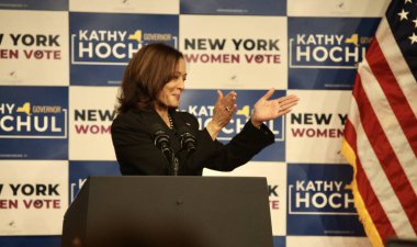 ABD Başkan Yardımcısı Harris, New York 'ta Vali Hochul ile birlikte Barnard Koleji' nde açıklama yaptı. 3 Kasım 2022, New York, ABD: ABD Başkan Yardımcısı Harris bir GOTV etkinliğinde açıklama yapmak üzere New York 'taki Barnard Koleji' ni ziyaret etti