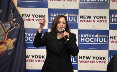 ABD Başkan Yardımcısı Harris, New York 'ta Vali Hochul ile birlikte Barnard Koleji' nde açıklama yaptı. 3 Kasım 2022, New York, ABD: ABD Başkan Yardımcısı Harris bir GOTV etkinliğinde açıklama yapmak üzere New York 'taki Barnard Koleji' ni ziyaret etti