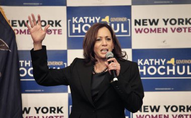 ABD Başkan Yardımcısı Harris, New York 'ta Vali Hochul ile birlikte Barnard Koleji' nde açıklama yaptı. 3 Kasım 2022, New York, ABD: ABD Başkan Yardımcısı Harris bir GOTV etkinliğinde açıklama yapmak üzere New York 'taki Barnard Koleji' ni ziyaret etti