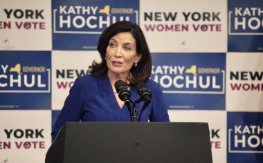 ABD Başkan Yardımcısı Harris New York 'taki Barnard Koleji' nde yaptığı açıklamada Vali Hochul 'un sözlerini aktardı. 3 Kasım 2022, New York, ABD: ABD Başkan Yardımcısı Harris 'in New York' taki Barnard Koleji ziyareti sırasında New York Valisi Hochul 