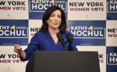 ABD Başkan Yardımcısı Harris New York 'taki Barnard Koleji' nde yaptığı açıklamada Vali Hochul 'un sözlerini aktardı. 3 Kasım 2022, New York, ABD: ABD Başkan Yardımcısı Harris 'in New York' taki Barnard Koleji ziyareti sırasında New York Valisi Hochul 