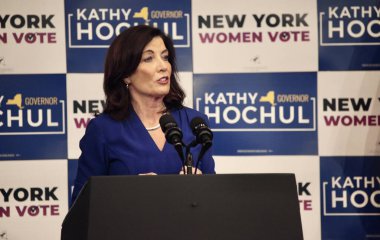 3 Kasım 2022, New York, ABD: New York Valisi Hochul, ABD Başkan Yardımcısı Harris 'in New York' taki Barnard Koleji 'ne yaptığı ziyarette bir GOTV etkinliğinde açıklama yaptı. Eski Dışişleri Bakanı ve Demokrat Parti Başkanlığı adayı